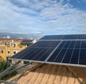 SEVILLA | Instalación fotovoltaica sobre pérgola 4KW